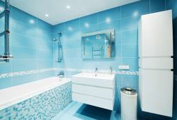Azul e branco no banheiro
